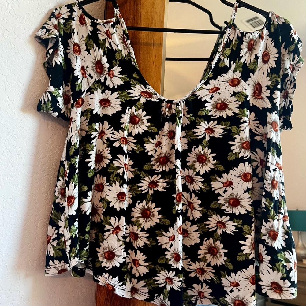 La Hearts Daisy Print Black and White Blouse